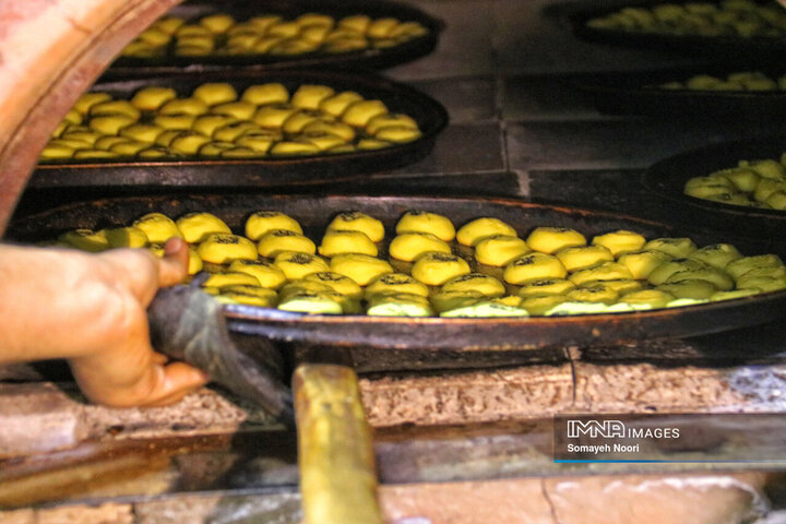جریان زندگی با طعم شیرینِ کاک و نان برنجی