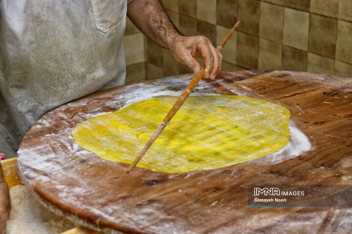 جریان زندگی با طعم شیرینِ کاک و نان برنجی