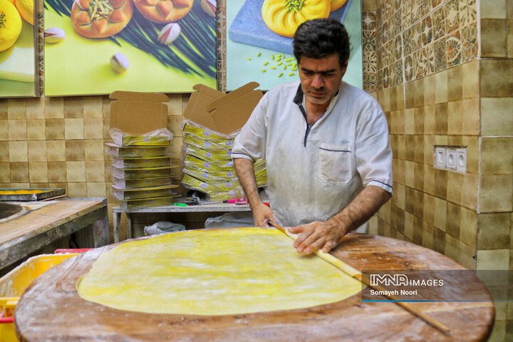 جریان زندگی با طعم شیرینِ کاک و نان برنجی