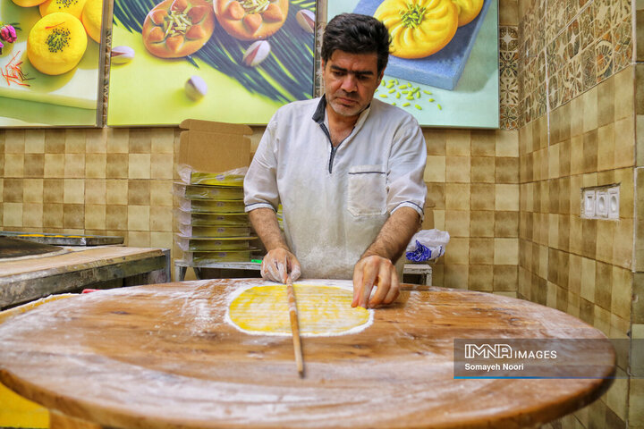 جریان زندگی با طعم شیرینِ کاک و نان برنجی