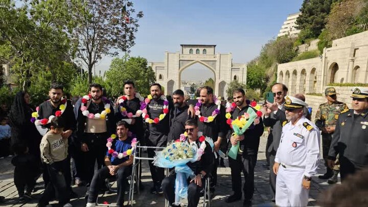 بازگشت ۹ تن از دریادلان ناوچه دنا به شیراز + فیلم