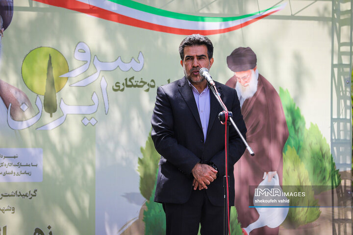 کاشت درخت در اصفهان به یاد شهدای جنگ رمضان