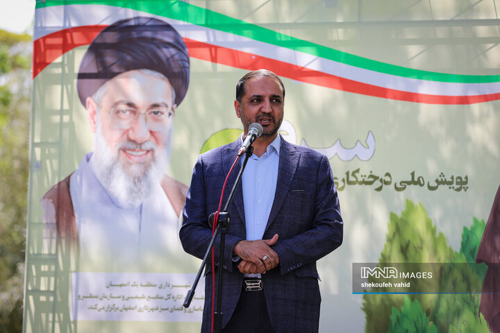 کاشت درخت در اصفهان به یاد شهدای جنگ رمضان