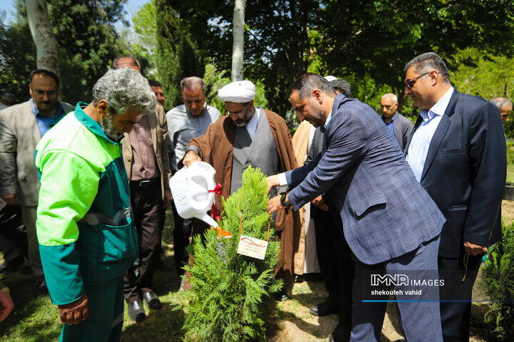 کاشت درخت در اصفهان به یاد شهدای جنگ رمضان