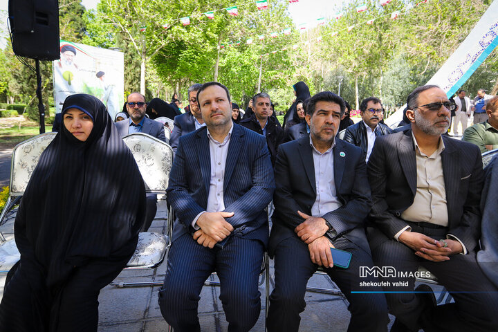 کاشت درخت در اصفهان به یاد شهدای جنگ رمضان