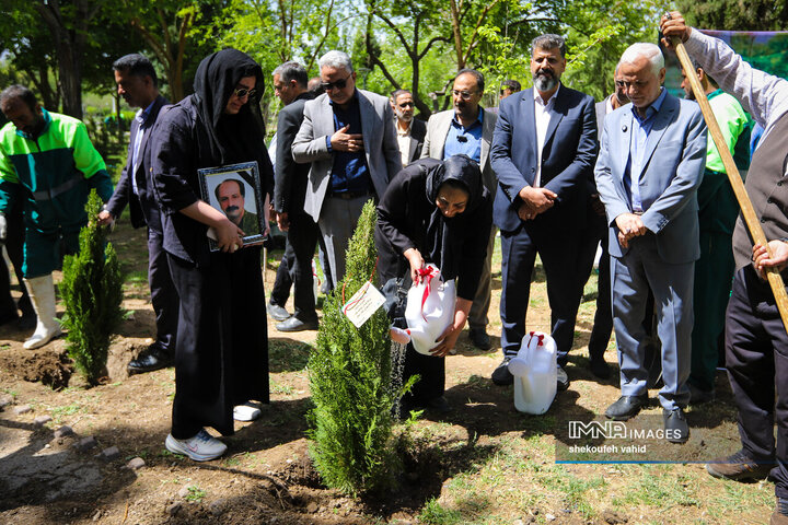 کاشت درخت در اصفهان به یاد شهدای جنگ رمضان