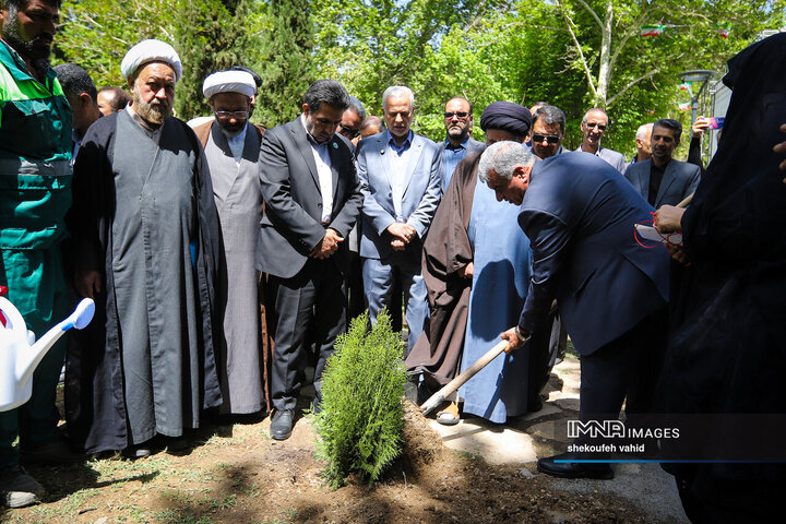 کاشت درخت در اصفهان به یاد شهدای جنگ رمضان