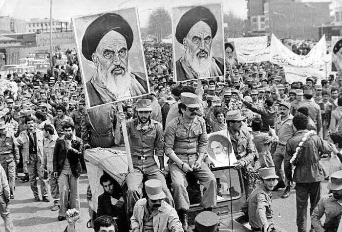 قصیده عشق بر قامت اسلحه| شکوه پنج دهه برادری ارتش با ملت