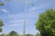 اهتزاز پرچم متبرک رضوی در منطقه ۱۰ اصفهان همزمان با آغاز دهه کرامت