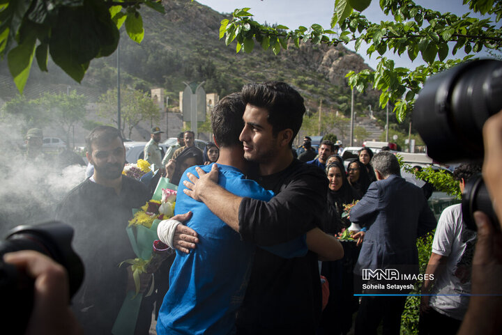 بازگشت ٩ تن از دريادلان ناوچه دنا به شيراز