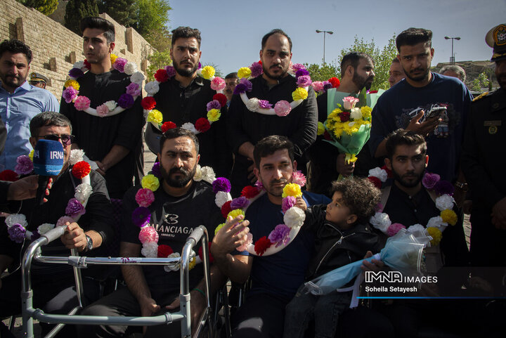 بازگشت ٩ تن از دريادلان ناوچه دنا به شيراز
