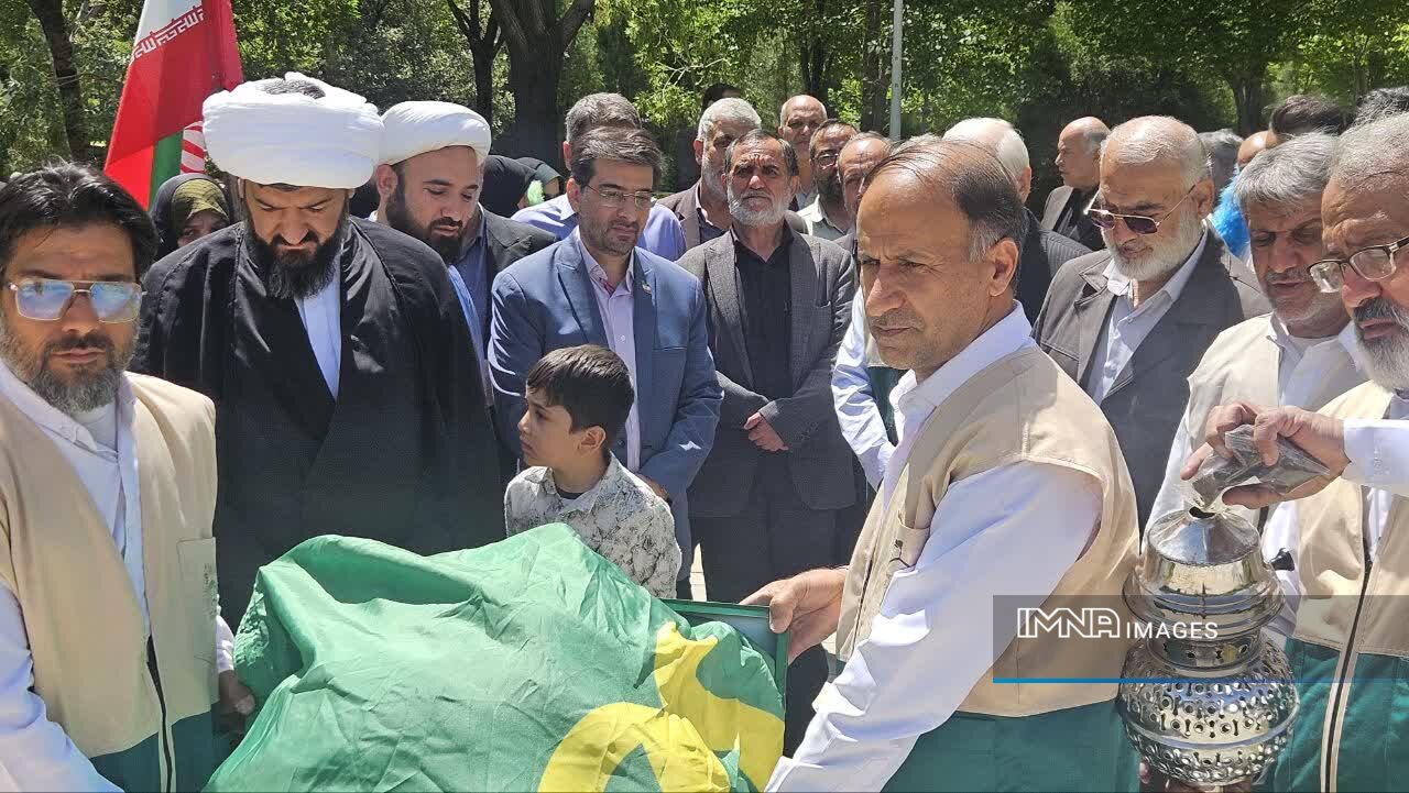 اهتزاز پرچم متبرک رضوی در منطقه ۱۰ اصفهان همزمان با آغاز دهه کرامت