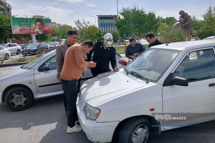 ارزیابی خسارت ۷۰ خودرو و موتورسیکلت آسیب‌دیده جنگ در منطقه ۴ اصفهان