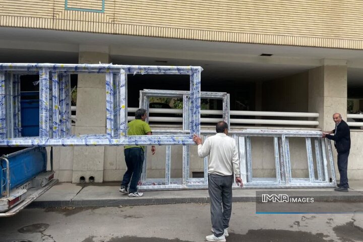 در و پنجره ۱۵ واحد مسکونی آسیب‌دیده جنگ رمضان در خیابان ۲۲ بهمن تحویل داده شد