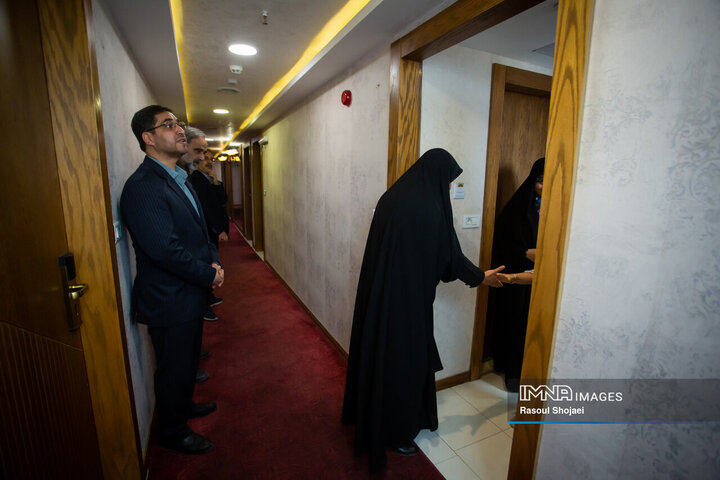 بازدید سرپرست امور اجتماعی استانداری اصفهان از اسکان آسیب‌دیدگان جنگ