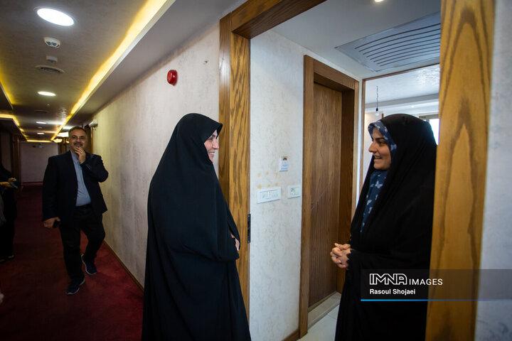 بازدید سرپرست امور اجتماعی استانداری اصفهان از اسکان آسیب‌دیدگان جنگ