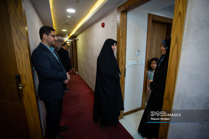 بازدید سرپرست امور اجتماعی استانداری اصفهان از اسکان آسیب‌دیدگان جنگ