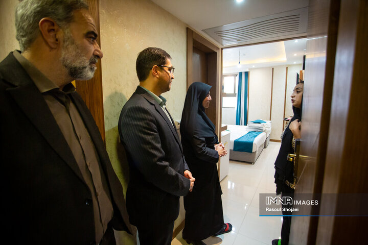 بازدید سرپرست امور اجتماعی استانداری اصفهان از اسکان آسیب‌دیدگان جنگ
