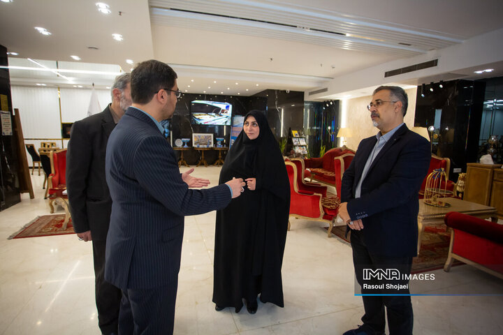 بازدید سرپرست امور اجتماعی استانداری اصفهان از اسکان آسیب‌دیدگان جنگ