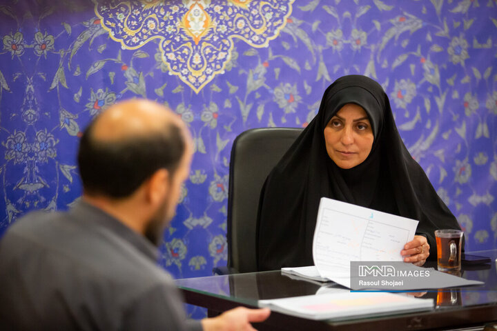 بازدید سرپرست امور اجتماعی استانداری اصفهان از اسکان آسیب‌دیدگان جنگ