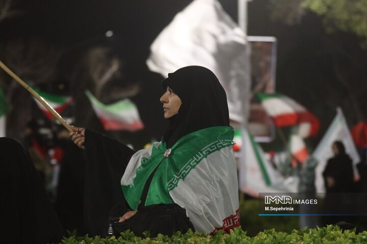 رونمایی از موشک خیبر هوا فضای سپاه در تجمع شبانه تبریز
