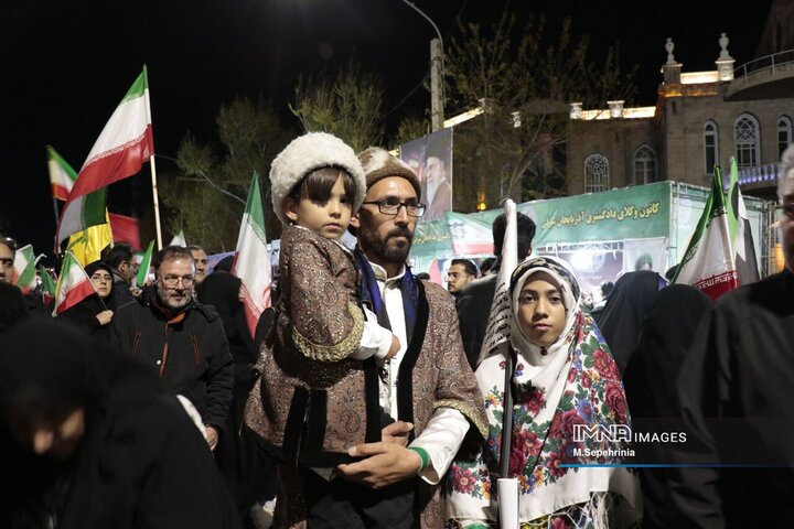 رونمایی از موشک خیبر هوا فضای سپاه در تجمع شبانه تبریز
