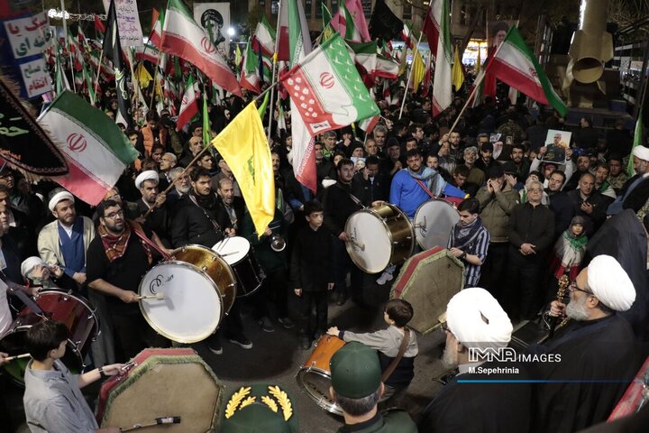 رونمایی از موشک خیبر هوا فضای سپاه در تجمع شبانه تبریز