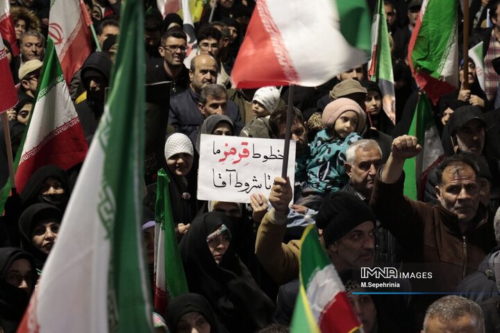 رونمایی از موشک خیبر هوا فضای سپاه در تجمع شبانه تبریز