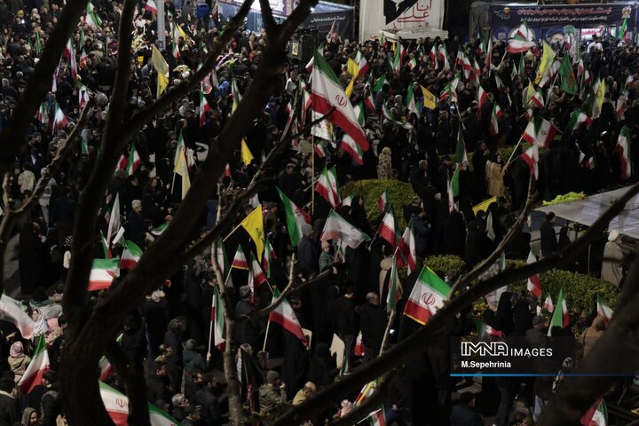 رونمایی از موشک خیبر هوا فضای سپاه در تجمع شبانه تبریز