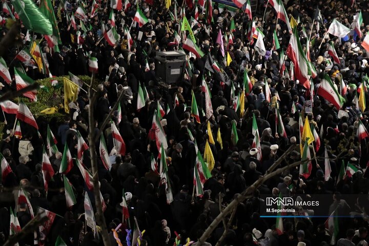 رونمایی از موشک خیبر هوا فضای سپاه در تجمع شبانه تبریز