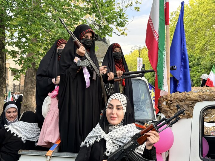 فیلم| جلوه‌گری اقتدار دختران شیراز در اجتماع بزرگ دهه کرامت