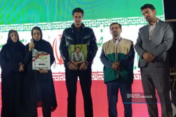حضور مدیر منطقه ۱۰ میان مردم؛ پاسخگویی به مطالبات شهروندان و تجلیل از خانواده شهید قیاسیان