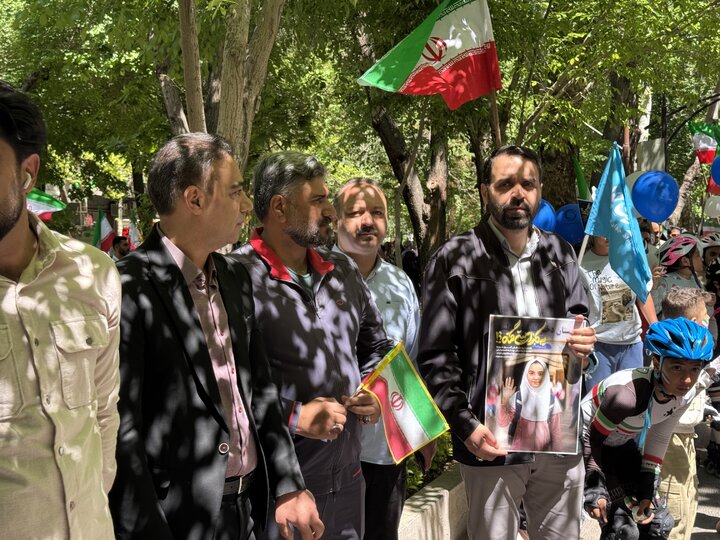 حضور عضو شورای اسلامی شهر اصفهان و مدیران ورزشی در میان رژه اسکیت‌بازان