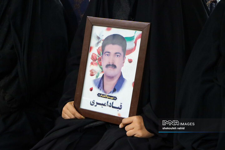 تجلیل از خانواده شهدای جنگ تحمیلی سوم