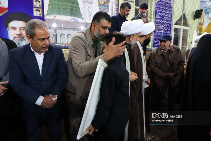 تجلیل از خانواده شهدای جنگ تحمیلی سوم