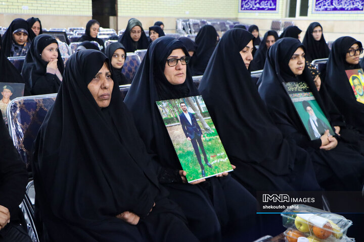 تجلیل از خانواده شهدای جنگ تحمیلی سوم