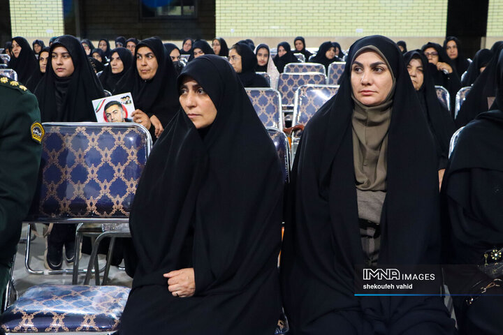 تجلیل از خانواده شهدای جنگ تحمیلی سوم
