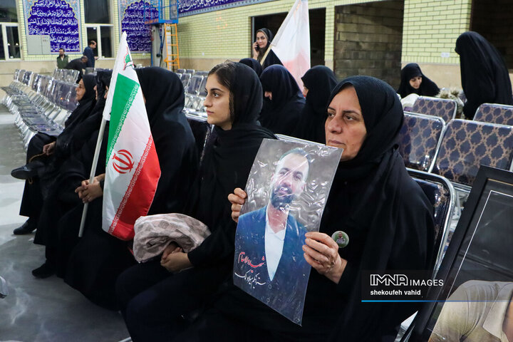 تجلیل از خانواده شهدای جنگ تحمیلی سوم