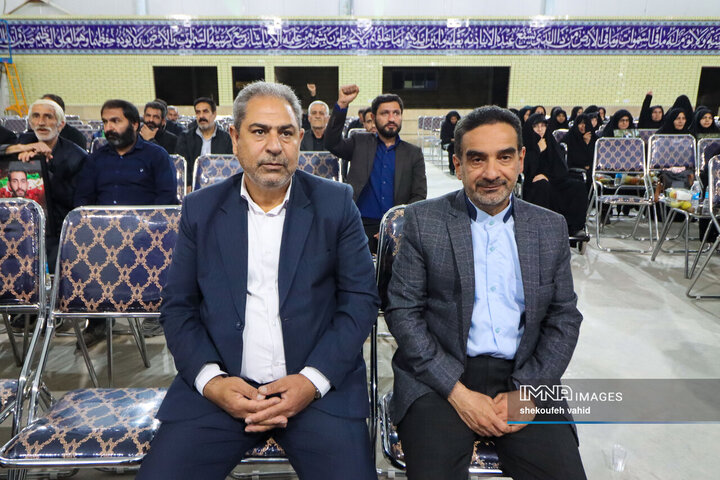 تجلیل از خانواده شهدای جنگ تحمیلی سوم