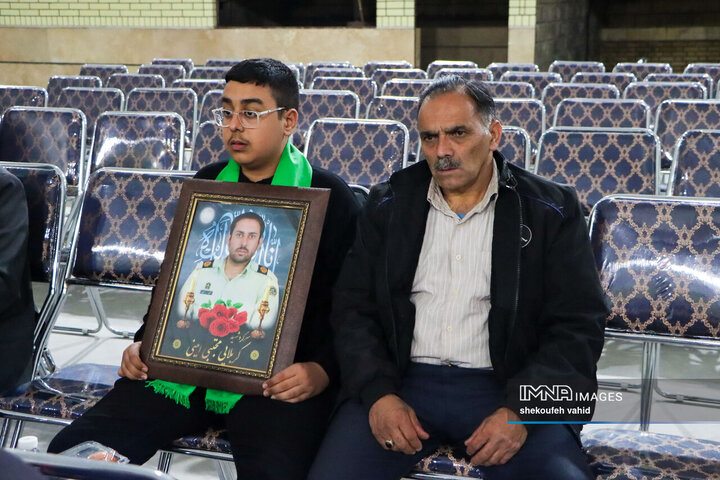 تجلیل از خانواده شهدای جنگ تحمیلی سوم