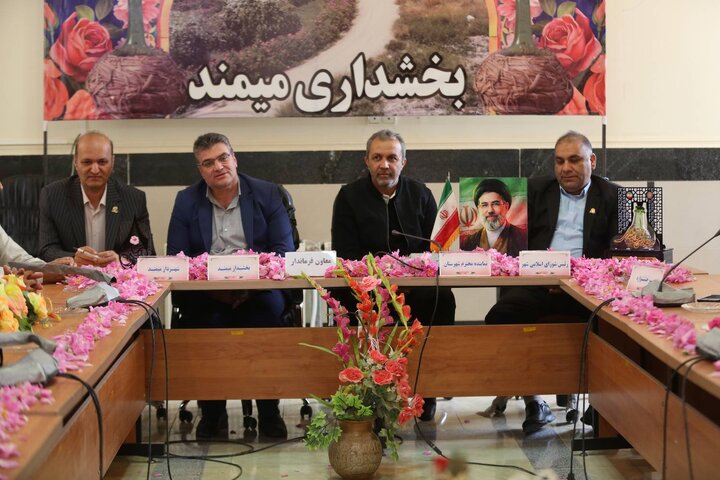 هدیه دانش آموزان میمندی به خانواده شهدای میناب