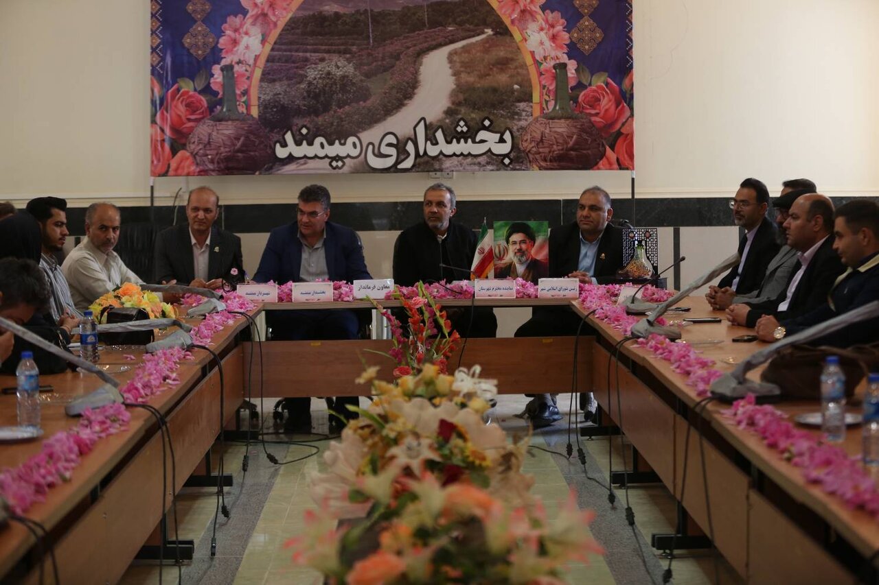 هدیه دانش آموزان میمندی به خانواده شهدای میناب