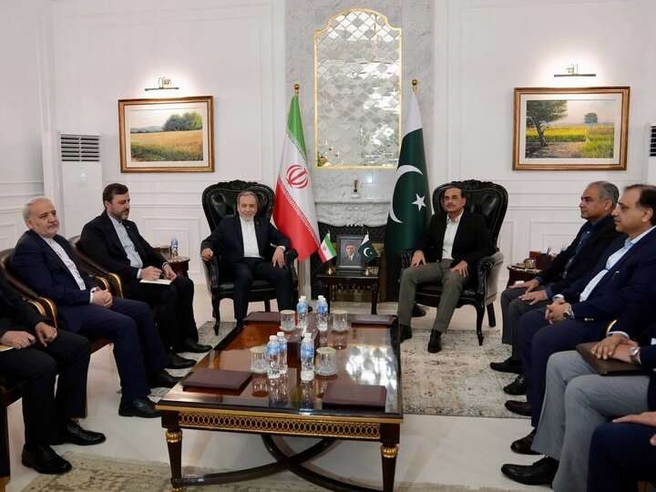 دیدار وزیر امور خارجه ایران با فرمانده ارتش پاکستان