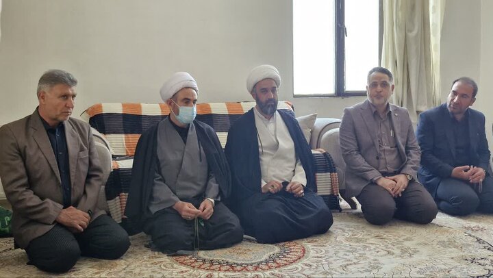 خانواده‌ شهدا ستون‌های استوار نظام اسلامی و سرمایه‌های معنوی جامعه‌ هستند