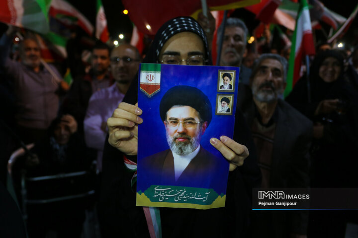 پنجاه‌وششمین شب حماسه حضور اصفهانی‌ها در خیابان‌