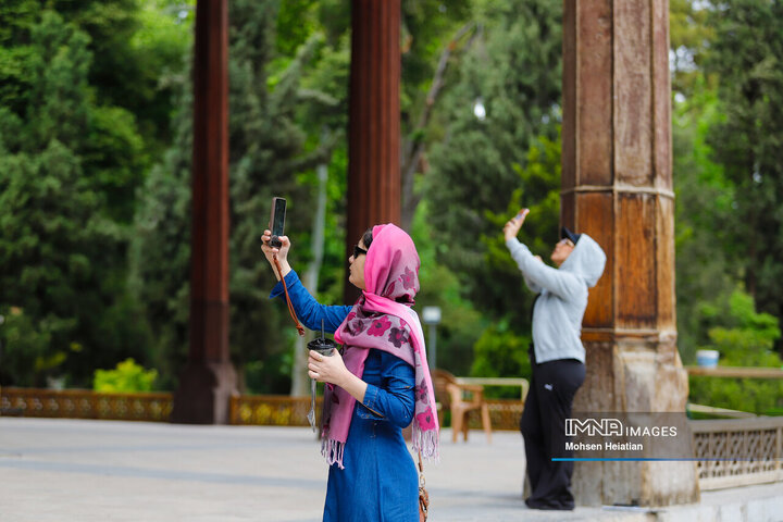 بازدید خبرنگاران خارجی از اماکن آسیب‌دیده جنگ رمضان