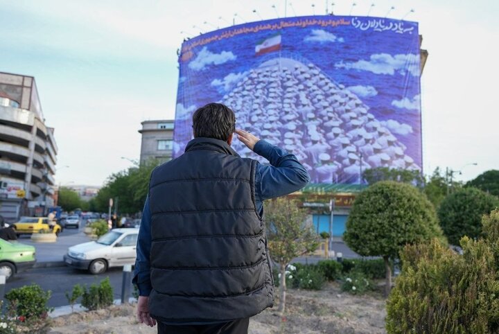 رونمایی از دیوارنگاره «به یادِ دریادلان دنا» در میدان راه‌آهن تهران
