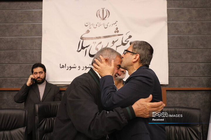 نشست کمیسیون شوراها با حضور استاندار اصفهان