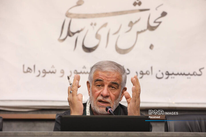 نشست کمیسیون شوراها با حضور استاندار اصفهان