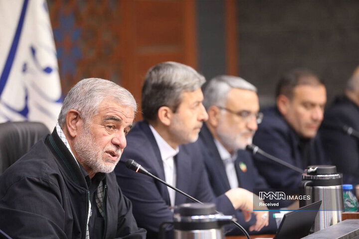 نشست کمیسیون شوراها با حضور استاندار اصفهان